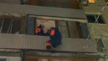 Фотография к новости: Жезқазғанда балконға қамалып қалған әже  құтқарылды