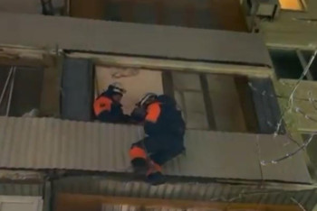 Фотография к новости: Жезқазғанда балконға қамалып қалған әже  құтқарылды