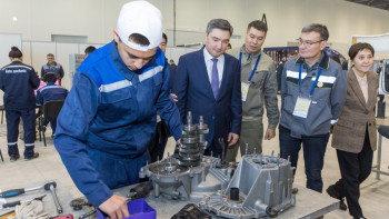 Фотография к новости: Олжас Бектенов WorldSkills Kazakhstan кәсіби-техникалық дағдылар чемпионатының қатысушыларымен кездесті