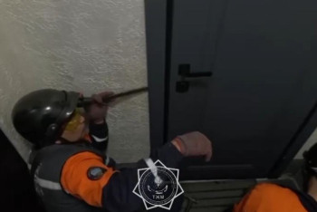 Фотография к новости: Семейде ата-анасы үйге қамап кеткен балалар құтқарылды