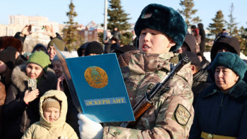 Фотография к новости: Астанада екі жүзден астам сарбаз ант берді