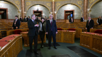 Фотография к новости: Тоқаев Мажарстан парламентінің ғимаратын аралап көрді