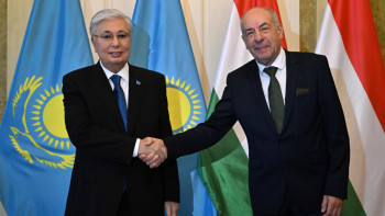 Фотография к новости: Тоқаев Мажарстан президентімен кездесу үшін Шандор сарайына келді