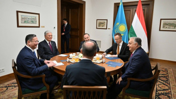 Фотография к новости: Қасым-Жомарт Тоқаев Будапештте Виктор Орбанмен келіссөз жүргізді