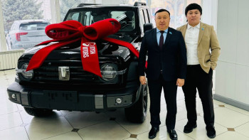 Фотография к новости: «Қазақстан барысында» жеңімпаз атанған балуанға белгілі меценат автокөлік сыйлады