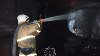 Фотография к новости: ТЖМ құтқарушылары 5 автокөлікті өрттен корғап қалды