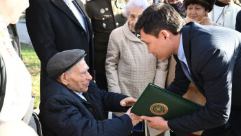 Фотография к новости: Алматыда Ұлы Отан соғысының ардагерін 100 жылдық мерейтойымен құттықтады