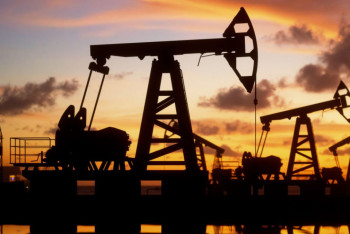 Фотография к новости: Мұнайдың үстінде отырған ел болсақ та, мұнай өнімдерінің тапшылығы байқалады – депутат