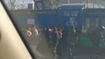 Фотография к новости: Алматыда тепловоз автобуспен соқтығысты