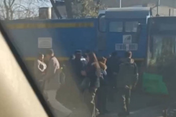 Алматыда тепловоз автобуспен соқтығысты