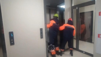 Фотография к новости: Астанада екі бала лифт ішінде қалып қойған