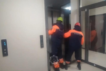 Фотография к новости: Астанада екі бала лифт ішінде қалып қойған