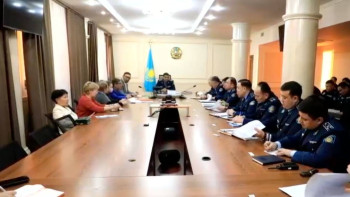 Фотография к новости: Елордада полицейлер тұрғындардың өзекті мәселелерін талқылады