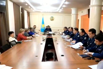 Фотография к новости: Елордада полицейлер тұрғындардың өзекті мәселелерін талқылады