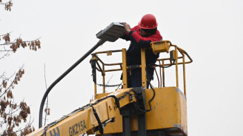 Фотография к новости: Алматыда ескі шамдарды жаңасына жаппай ауыстыру жүріп жатыр