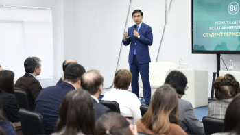 Фотография к новости: Асхат Аймағамбетов QyzPU студенттерімен кездесті