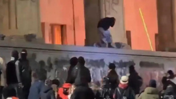 Фотография к новости: Грузияда наразылыққа шыққандар парламент ғимаратын өртеді