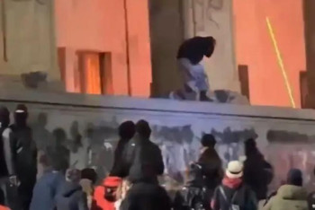 Фотография к новости: Грузияда наразылыққа шыққандар парламент ғимаратын өртеді