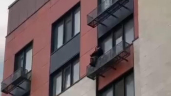 Фотография к новости: Атырауда полицейлер жоғары қабаттан секірмек болған әйелді құтқарды