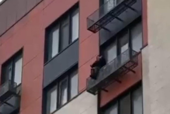 Фотография к новости: Атырауда полицейлер жоғары қабаттан секірмек болған әйелді құтқарды