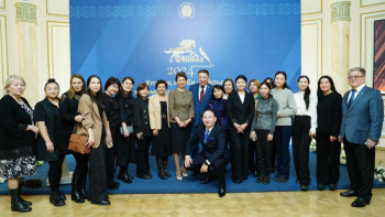 Фотография к новости: Аида Балаева "Айбоз" ұлттық әдеби сыйлығының жеңімпаздарын марапаттады