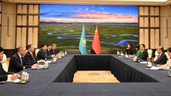 Фотография к новости: Қазақстан мен Қытай СІМ басшылары әріптестікті нығайту мәселелерін талқылады