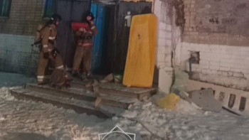 Фотография к новости: Көкшетауда өрт сөндірушілер жатақханадағы өрттен 14 адамды эвакуациялады