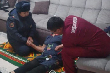 Фотография к новости: Өскеменде терезеден секірмек болған зейнеткер құтқарылды