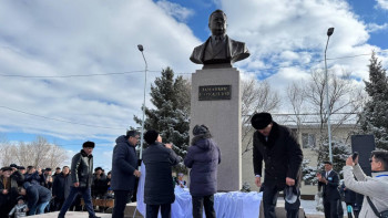 Фотография к новости: Заманбек Нұрқаділовке арналған ескерткіш ашылды