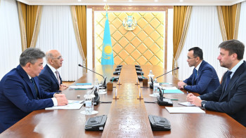 Фотография к новости: Сенат төрағасы Nazarbayev University президентімен кездесті