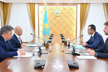 Фотография к новости: Сенат төрағасы Nazarbayev University президентімен кездесті