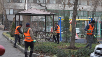 Фотография к новости: Алматыда аулалар мен көшелерді нашар тазалаған мердігерлерге айыппұл салынады