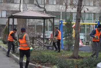 Фотография к новости: Алматыда аулалар мен көшелерді нашар тазалаған мердігерлерге айыппұл салынады