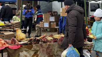 Фотография к новости: Қонаевтағы базарда мерзімі өткен азық-түлік сатылған