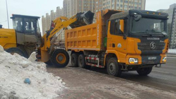 Фотография к новости: Тәулік бойы қар күреу: Астанада күндізгі ауысымға 900-ге жуық техника шығарылды