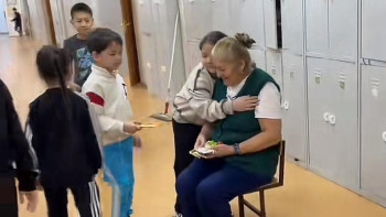 Фотография к новости: "Міне, нағыз тренд". Оқушылар еден жуушыларға құрмет көрсетті