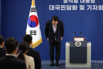 Фотография к новости: Оңтүстік Корея Президенті халықтан кешірім сұрады