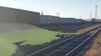 Фотография к новости: Атырауда жүк вагоны аударылып, жерге күкірт төгілді