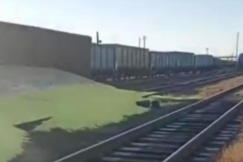 Фотография к новости: Атырауда жүк вагоны аударылып, жерге күкірт төгілді