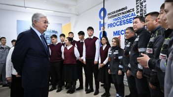 Фотография к новости: Президент Хромтау жоғары тау-кен техникалық колледжіне барды