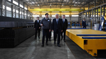 Фотография к новости: Президент құбыр зауытын аралап көрді