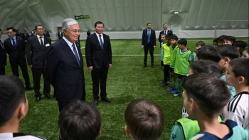 Фотография к новости: Президент балалар футбол академиясын аралап көрді