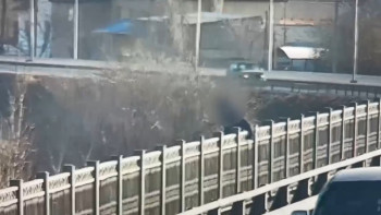 Фотография к новости: Полицейлер көпірден секірмек болған 17 жастағы жасөспірімді құтқарып қалды