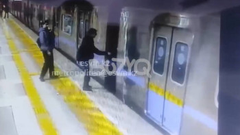 Фотография к новости: Алматы метросында зағип жігіттің рельске құлаған сәтінің видеосы тарады