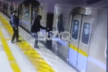 Алматы метросында зағип жігіттің рельске құлаған сәтінің видеосы тарады