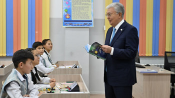 Фотография к новости: Президент Ынтымақ ауылындағы №30 орта мектепті аралап көрді