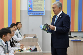 Фотография к новости: Президент Ынтымақ ауылындағы №30 орта мектепті аралап көрді