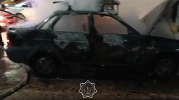 Фотография к новости: Астанада көшенің ортасында көлік өртке оранды