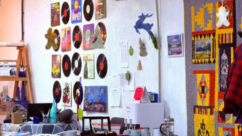 Фотография к новости: Ерекше қажеттілігі бар балалар пластиктен жаңажылдық ойыншықтар жасайды