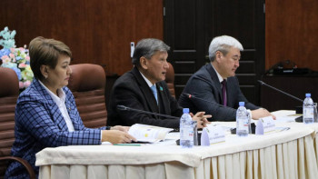 Фотография к новости: Болашақ заң қорғаушылар Сенат депутатымен кездесті